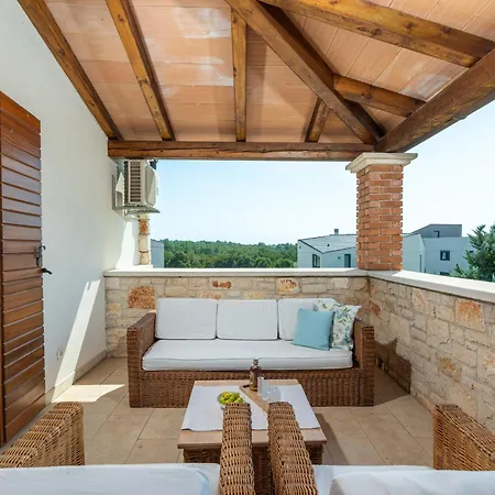 Mia Lea * Tar-Vabriga